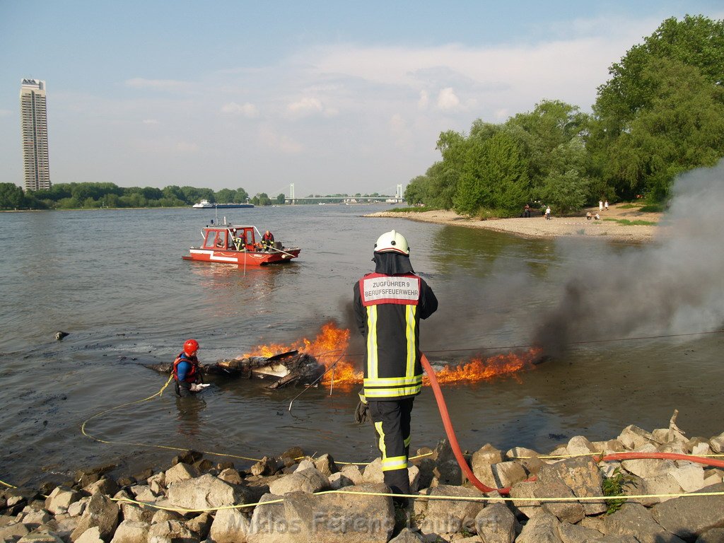 Kleine Yacht abgebrannt Koeln Hoehe Zoobruecke Rheinpark P131.JPG